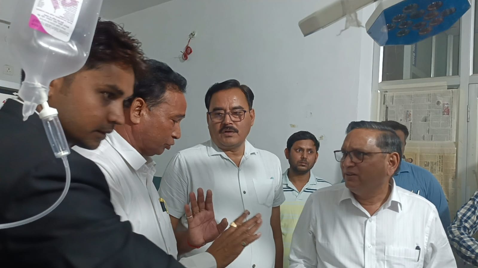 फोटो-10 अस्पताल में श्वेता की मौत के बाद रोते परिजन। संवाद फोटो-10 अस्पताल में श्वेता की मौत के बाद रोते परिजन। संवाद
