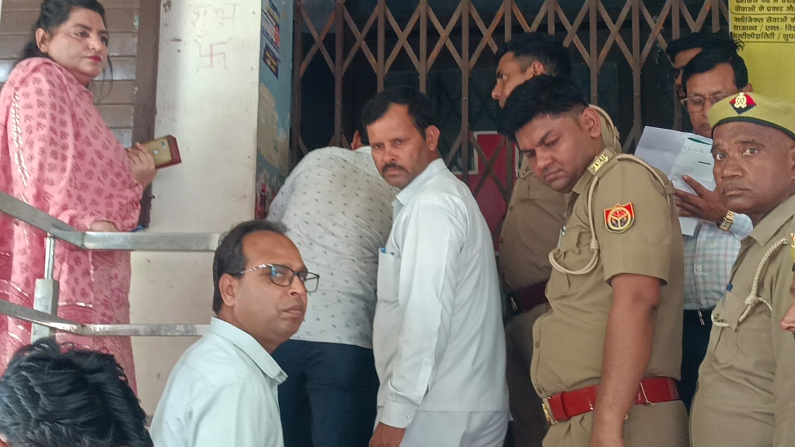 फोटो-10 अस्पताल में श्वेता की मौत के बाद रोते परिजन। संवाद फोटो-10 अस्पताल में श्वेता की मौत के बाद रोते परिजन। संवाद
