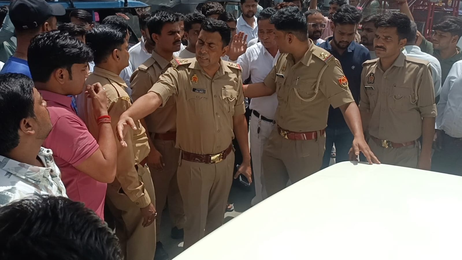 फोटो-10 अस्पताल में श्वेता की मौत के बाद रोते परिजन। संवाद फोटो-10 अस्पताल में श्वेता की मौत के बाद रोते परिजन। संवाद