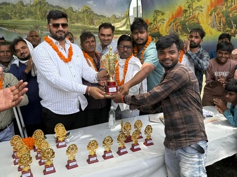 फोटो 14 हिंद क्लब के कप्तान को विजेता कप प्रदान करते अतिथि। स्रोत आयोजक