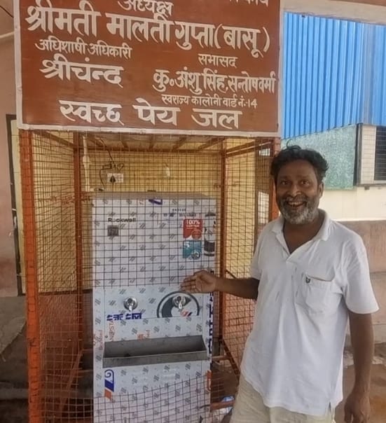 फोटो - 18 जिला अस्पताल के मुख्य गेट पर दो दिन पूर्व लगा वाटर कूलर से निकल रहा गर्म पानी। संवाद