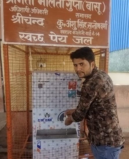फोटो - 18 जिला अस्पताल के मुख्य गेट पर दो दिन पूर्व लगा वाटर कूलर से निकल रहा गर्म पानी। संवाद