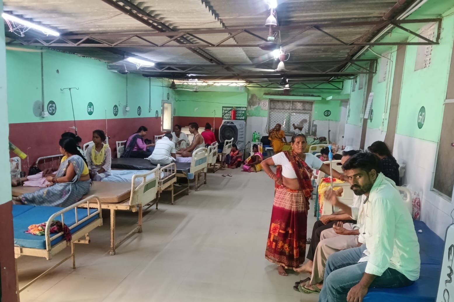 फोटो-19- टीनशेड के नीचे वार्ड में भर्ती मरीज। संवाद फोटो-19- टीनशेड के नीचे वार्ड में भर्ती मरीज। संवाद