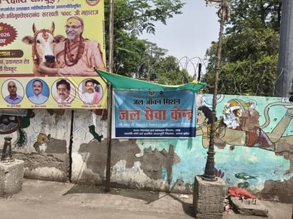 फोटो 24 सीकेटीपी-05-गर्म पानी से प्यास बुझाता राहगीर फोटो 24 सीकेटीपी-05-गर्म पानी से प्यास बुझाता राहगीर