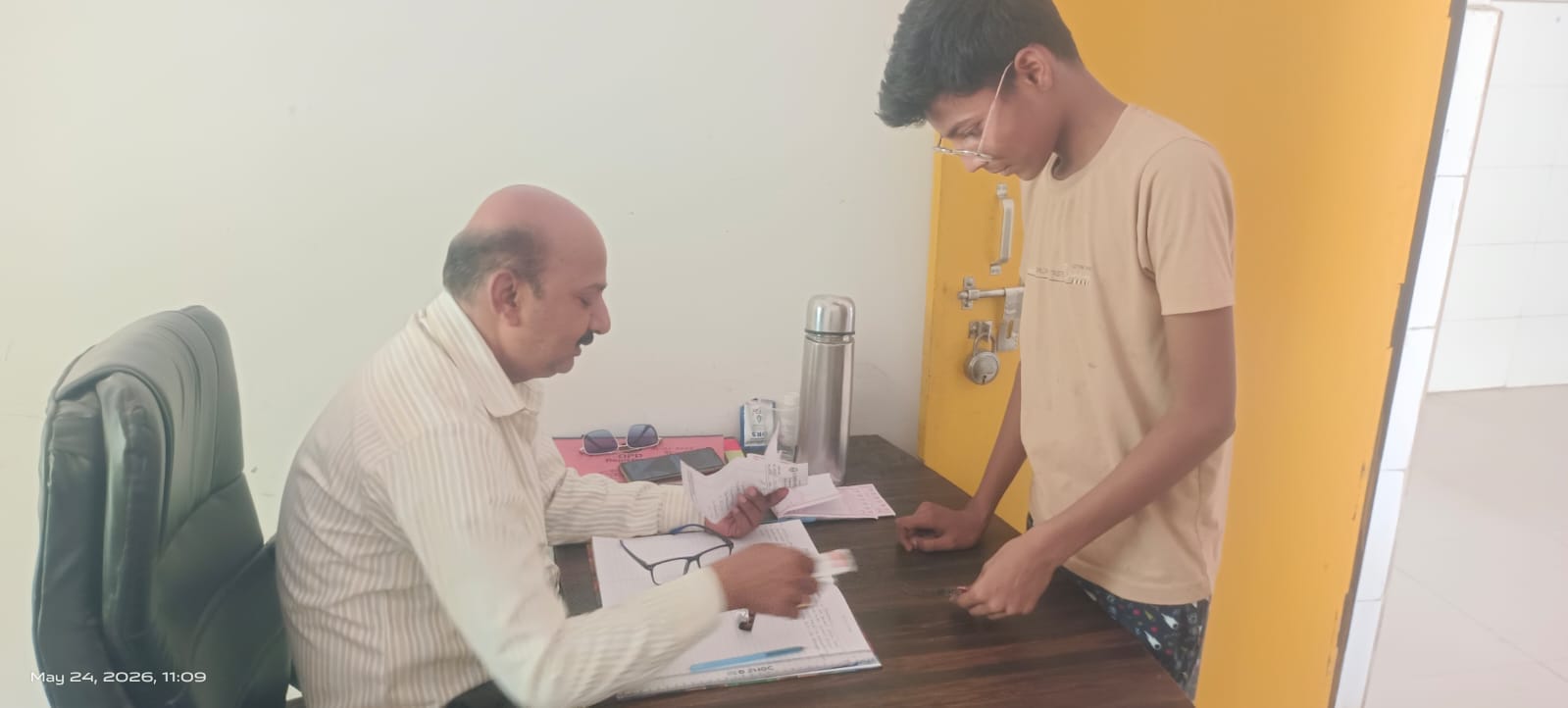 फाेटो-32-पुरवावां पीएचसी में पड़ा ताला। संवाद फाेटो-32-पुरवावां पीएचसी में पड़ा ताला। संवाद