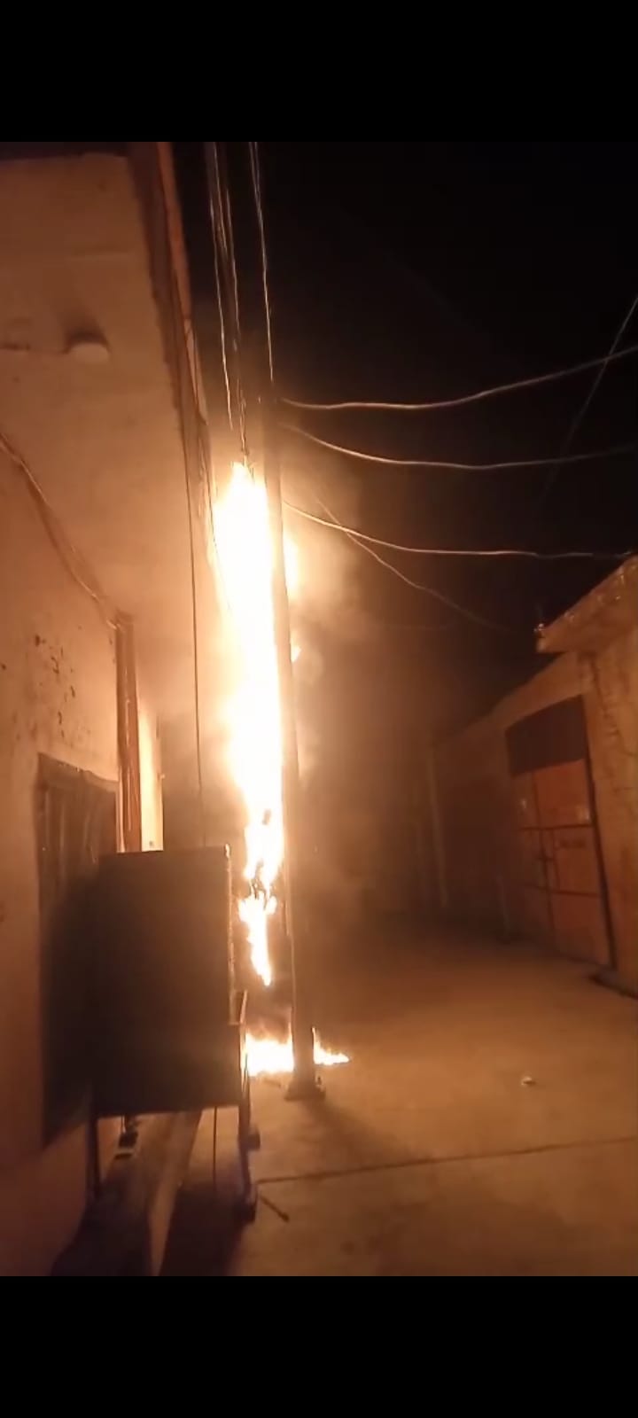 फोटो 5 शहर के एक बिजली घर में मशीन की जांच करता कर्मचारी। संवाद फोटो 5 शहर के एक बिजली घर में मशीन की जांच करता कर्मचारी। संवाद