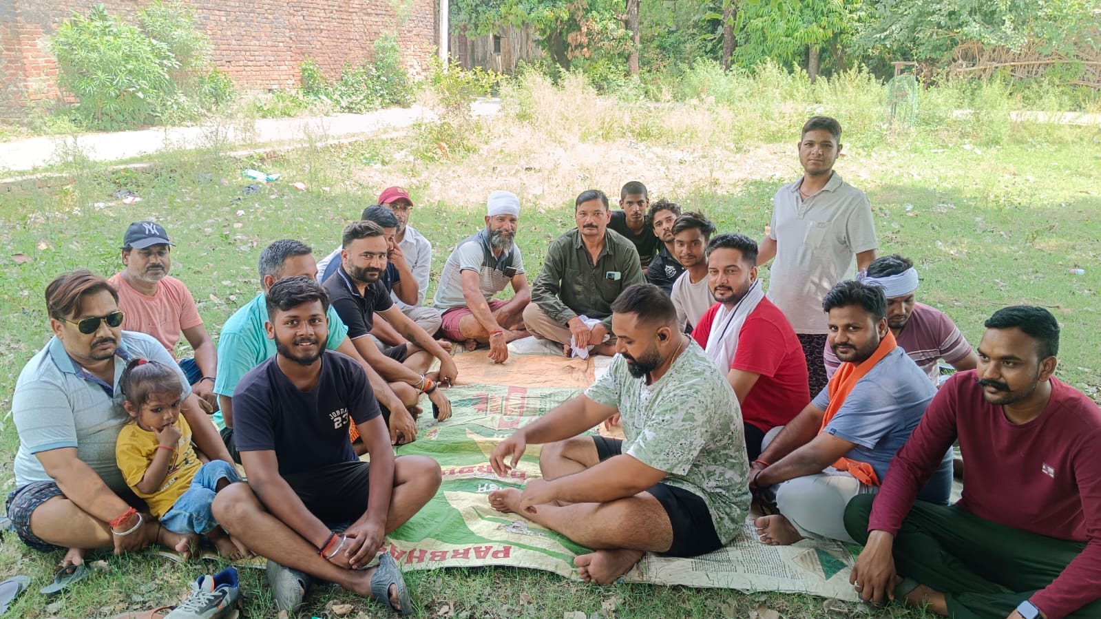 गोला के हाईवे बायपास मार्ग के किनारे जलते हाई टेंशन लाइन के तार। स्रोत : सोशल मीडिया गोला के हाईवे बायपास मार्ग के किनारे जलते हाई टेंशन लाइन के तार। स्रोत : सोशल मीडिया