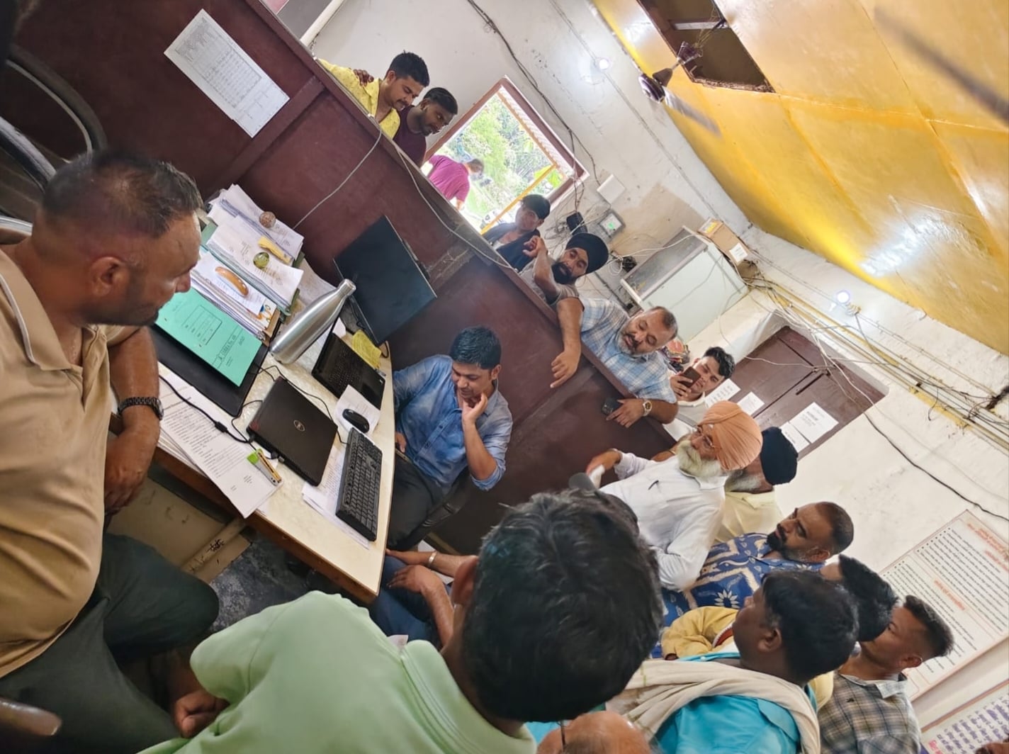 गोला के हाईवे बायपास मार्ग के किनारे जलते हाई टेंशन लाइन के तार। स्रोत : सोशल मीडिया गोला के हाईवे बायपास मार्ग के किनारे जलते हाई टेंशन लाइन के तार। स्रोत : सोशल मीडिया
