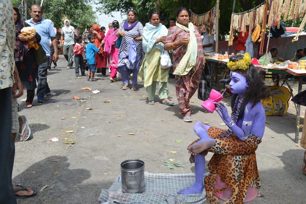 घरौंडा नई अनाज मंडी में चल रही श्री शिव महापुराण कथा के समापन पर पंडित प्रदीप मिश्रा का हाथ हि
