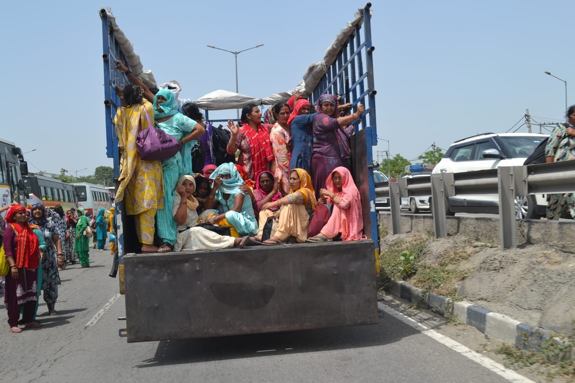 घरौंडा नई अनाज मंडी में चल रही श्री शिव महापुराण कथा के समापन पर पंडित प्रदीप मिश्रा का हाथ हि