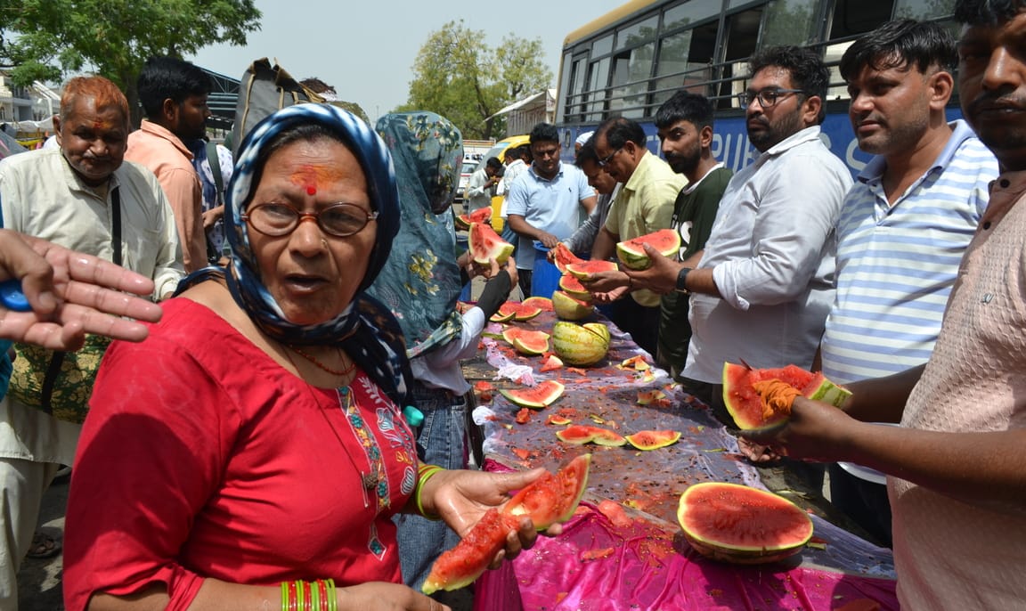 घरौंडा नई अनाज मंडी में चल रही श्री शिव महापुराण कथा के समापन पर पंडित प्रदीप मिश्रा का हाथ हि