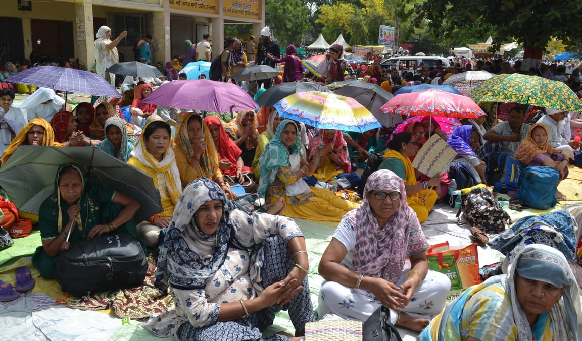घरौंडा नई अनाज मंडी में चल रही श्री शिव महापुराण कथा के समापन पर पंडित प्रदीप मिश्रा का हाथ हि