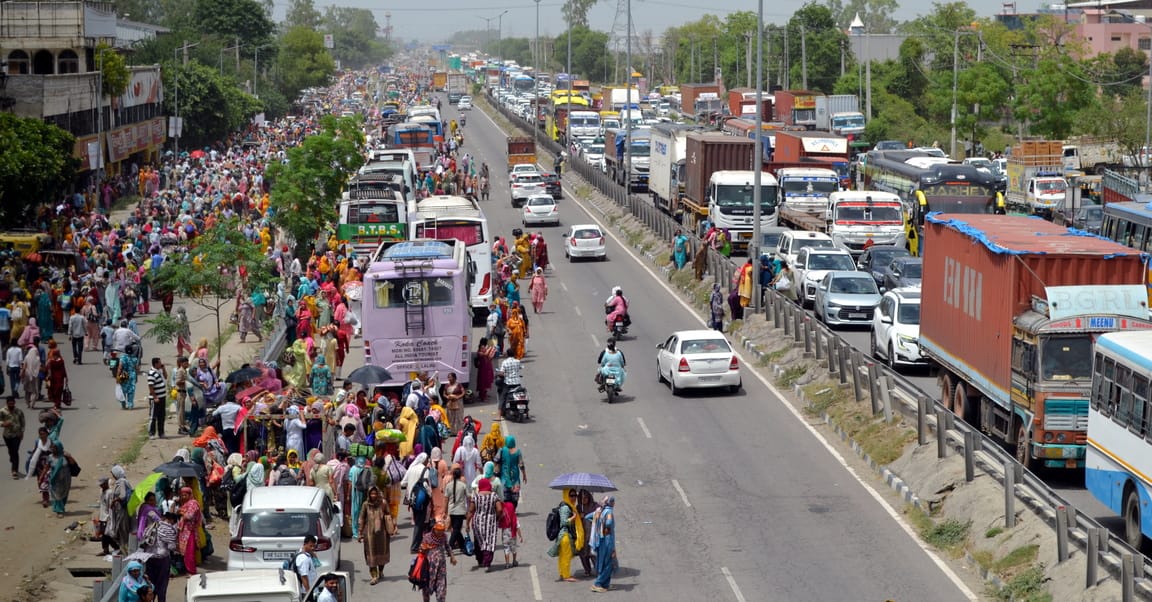 घरौंडा नई अनाज मंडी में चल रही श्री शिव महापुराण कथा के समापन पर पंडित प्रदीप मिश्रा का हाथ हि