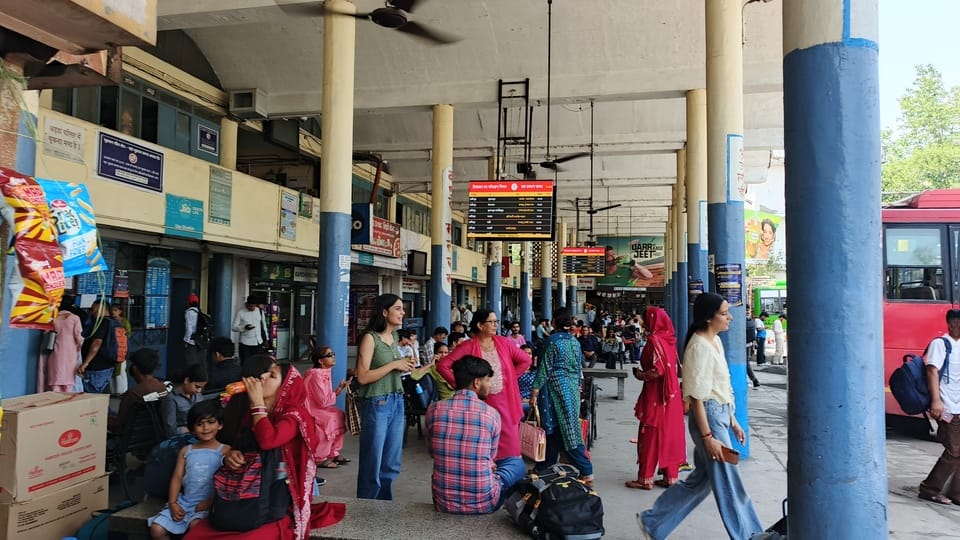 हमीरपुर बस अड्डे में उपयोग रहित व्हीलचेयर। संवाद हमीरपुर बस अड्डे में उपयोग रहित व्हीलचेयर। संवाद