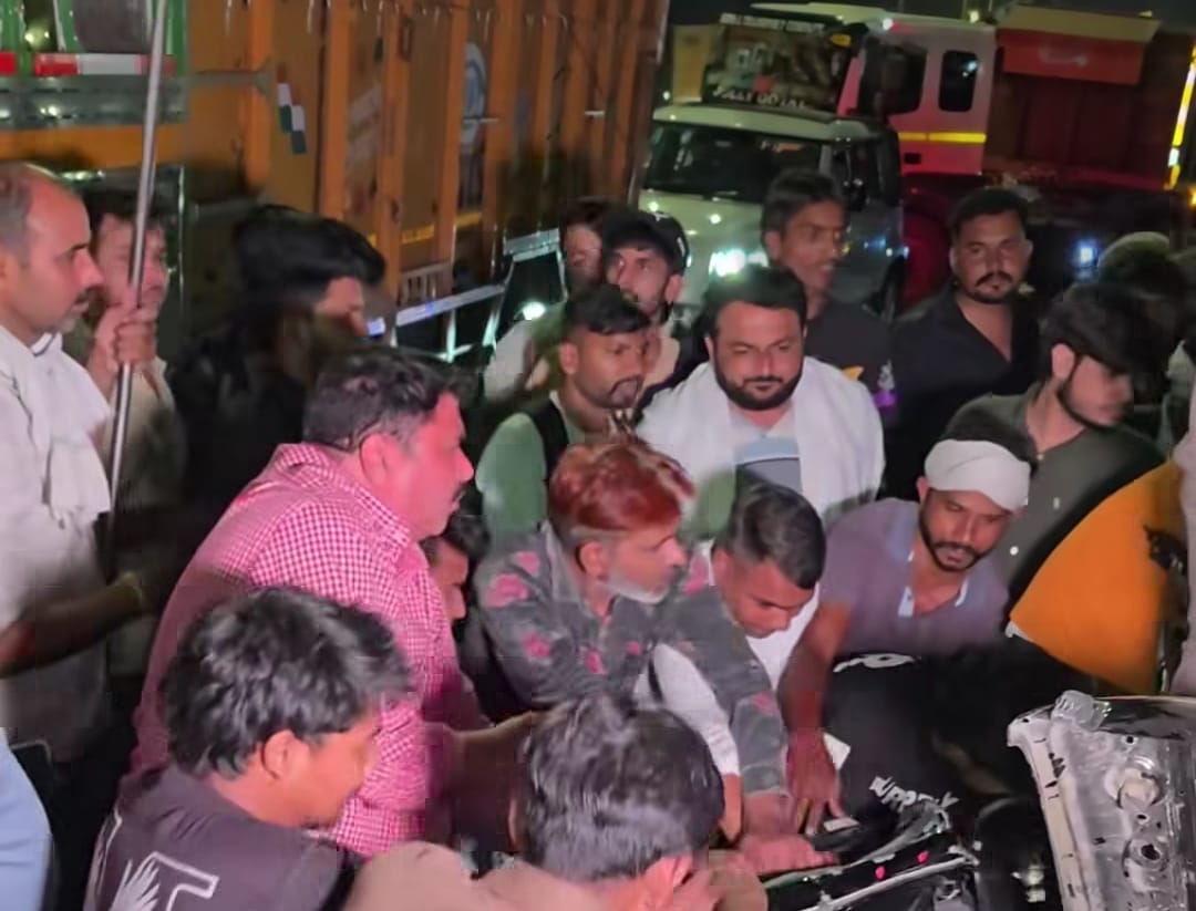 .हादसे के बाद क्षतिग्रस्त कार स्वयं