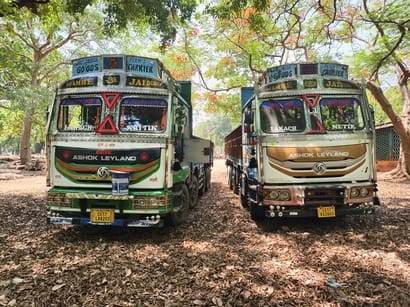 लौह अयस्क के साथ पकड़ी गई ट्रक