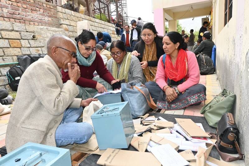 केलांग में रवाना होती पोलिग पार्टी।-संवाद केलांग में रवाना होती पोलिग पार्टी।-संवाद