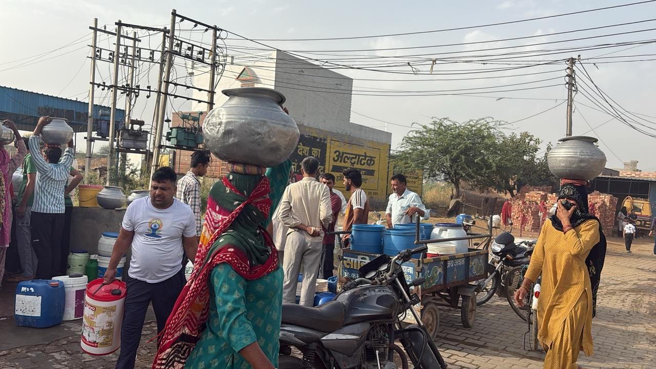 किलाजफरगढ़ में पेयजल के लिए लगी महिला व पुरुषों की भीड़। संवाद किलाजफरगढ़ में पेयजल के लिए लगी महिला व पुरुषों की भीड़। संवाद