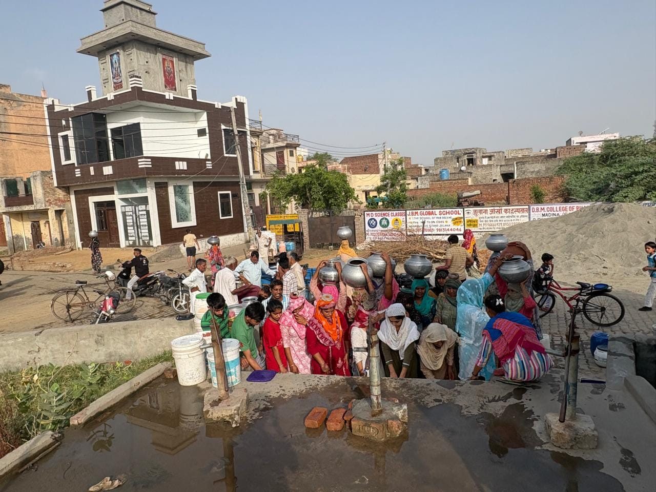 किलाजफरगढ़ में पेयजल के लिए लगी महिला व पुरुषों की भीड़। संवाद किलाजफरगढ़ में पेयजल के लिए लगी महिला व पुरुषों की भीड़। संवाद