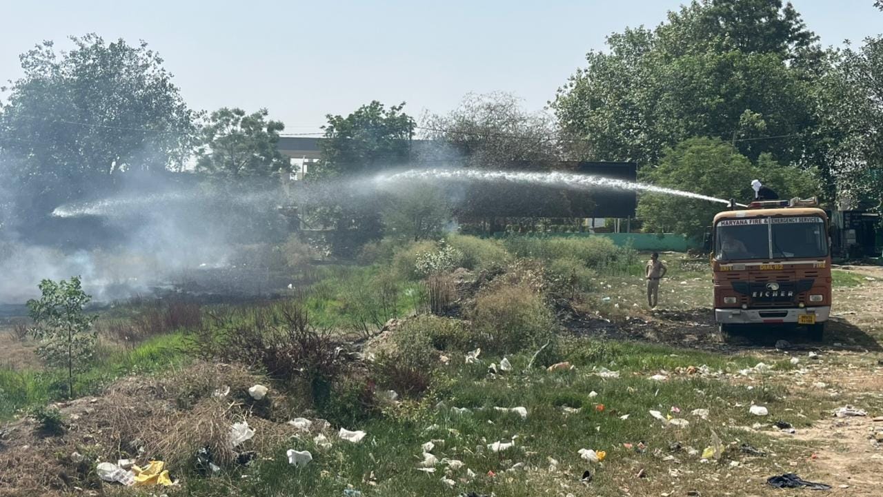 कुरुक्षेत्र। आग पर काबू पाते दमकल विभाग के कर्मचारी। संवाद