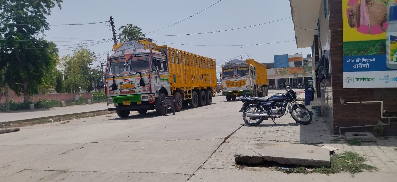 कुरुक्षेत्र। पिपली अनाजमंडी में खड़े ट्रक। संवाद