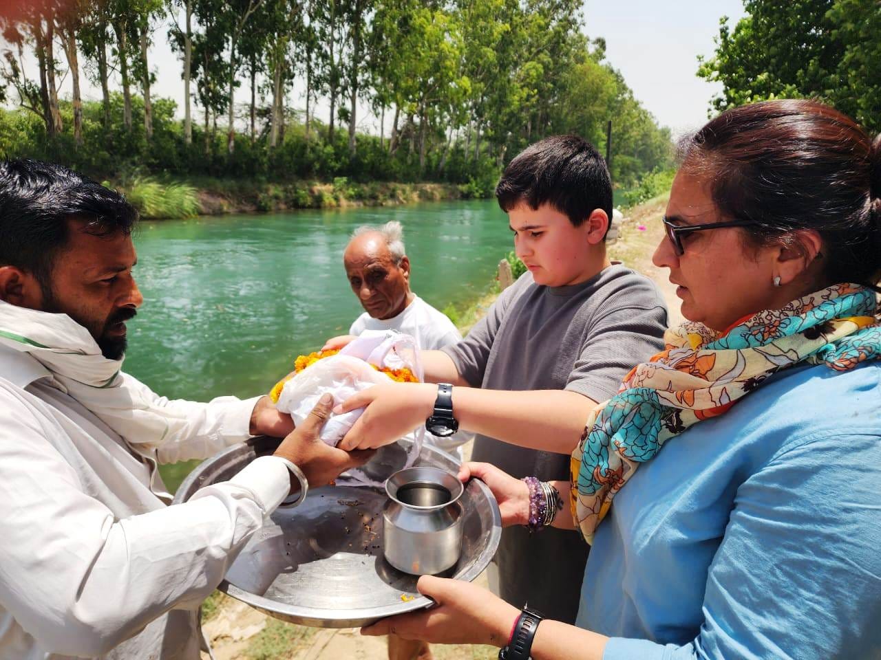 कुरुक्षेत्र। प्रेरणा वृद्धाश्रम में रहने वाली बुजुर्ग मां का जर्मनी से आकर संस्कार करते हुए बेट कुरुक्षेत्र। प्रेरणा वृद्धाश्रम में रहने वाली बुजुर्ग मां का जर्मनी से आकर संस्कार करते हुए बेट