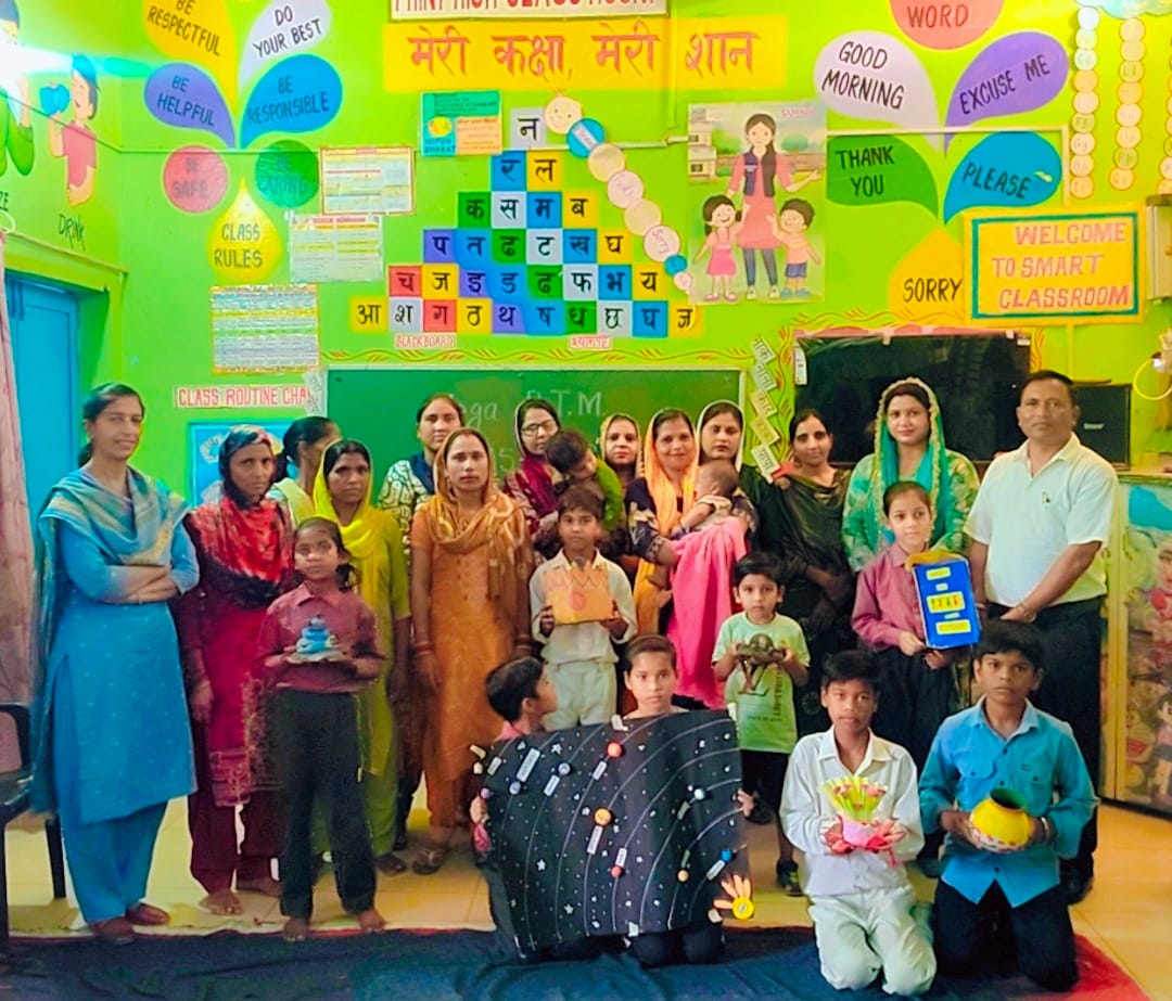 कुरुक्षेत्र। सीआरपी के दौरान बनाई कलाकृतियां प्रदर्शित करते बच्चे। स्वयं कुरुक्षेत्र। सीआरपी के दौरान बनाई कलाकृतियां प्रदर्शित करते बच्चे। स्वयं