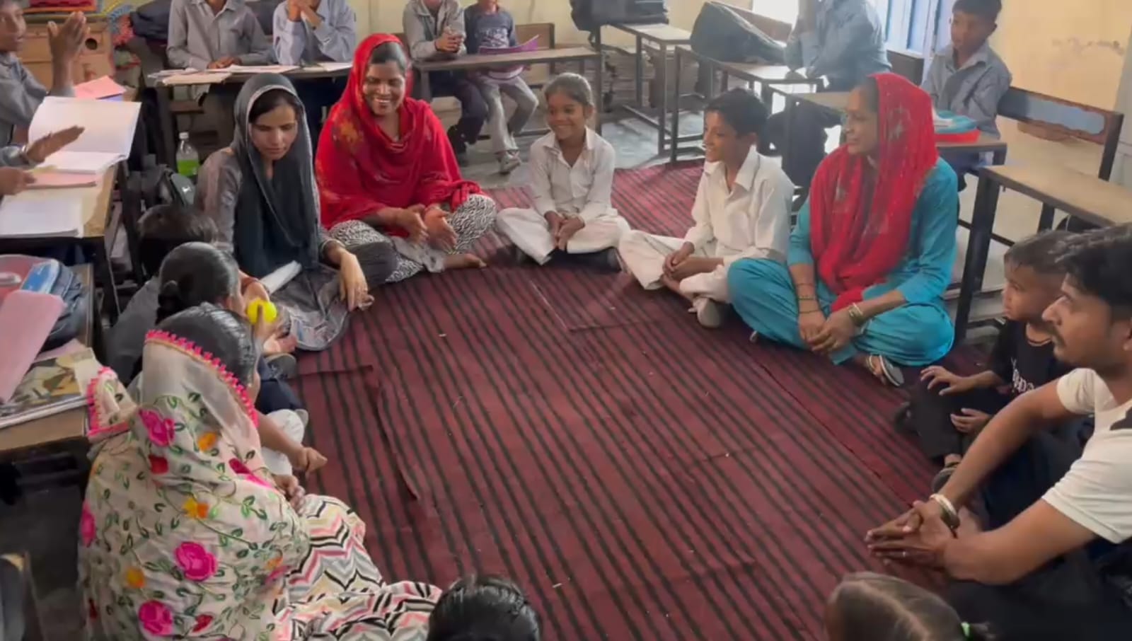 कुरुक्षेत्र। सीआरपी के दौरान बनाई कलाकृतियां प्रदर्शित करते बच्चे। स्वयं कुरुक्षेत्र। सीआरपी के दौरान बनाई कलाकृतियां प्रदर्शित करते बच्चे। स्वयं