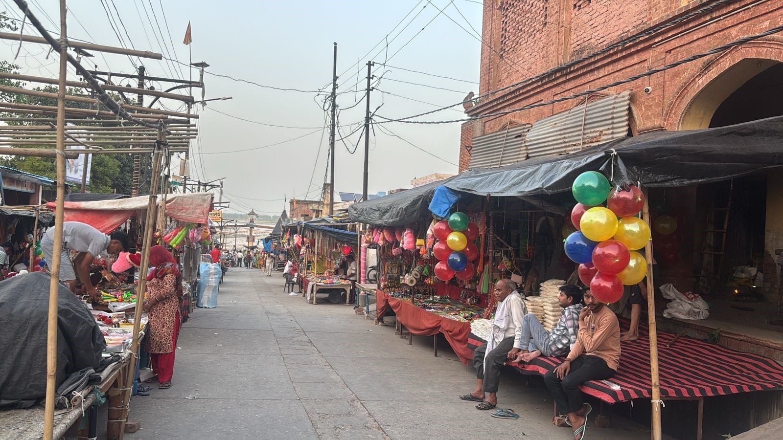 कर्णवास में गंगा दशहरा पर लगे मेले में लगा झूला। संवाद कर्णवास में गंगा दशहरा पर लगे मेले में लगा झूला। संवाद