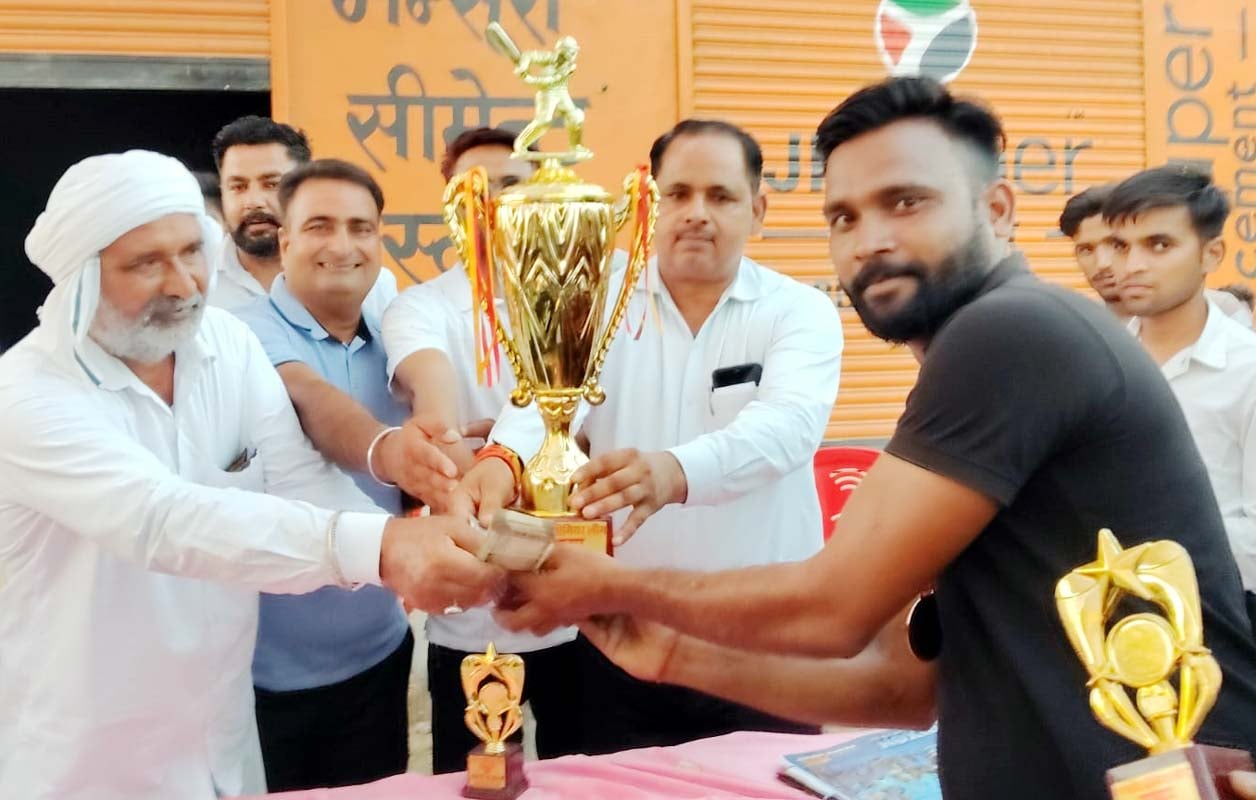 खुदागंज के ग्राम अकबरी में आयोजित प्रीमियर लीग के दौरान मौजूद खिलाड़ी। स्रोत: आयोजक खुदागंज के ग्राम अकबरी में आयोजित प्रीमियर लीग के दौरान मौजूद खिलाड़ी। स्रोत: आयोजक