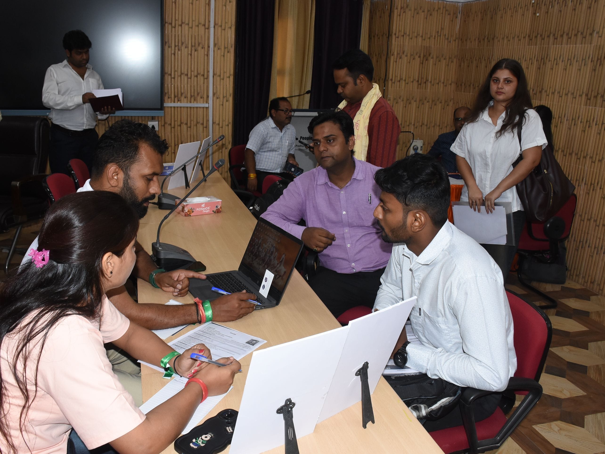 लखनऊ विश्वविद्यालय के मालवीय सभागार में शनिवार को रोजगार मेले का आयोजन किया गया। लखनऊ विश्वविद्यालय के मालवीय सभागार में शनिवार को रोजगार मेले का आयोजन किया गया।