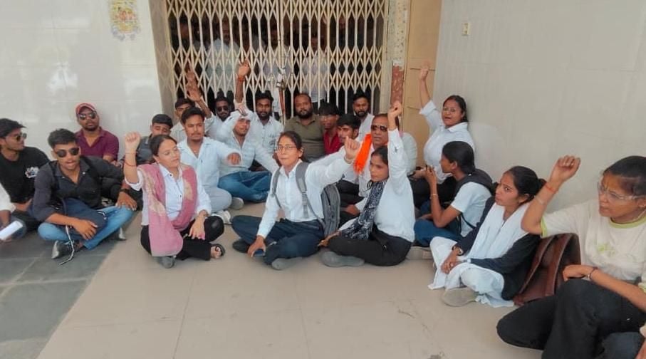 लविवि में विधि छात्रों ने किया धरना-प्रदर्शन लविवि में विधि छात्रों ने किया धरना-प्रदर्शन