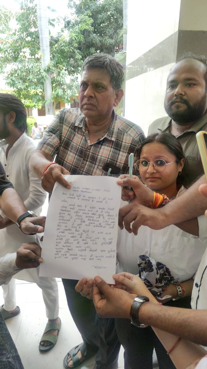 लविवि में विधि छात्रों ने किया धरना-प्रदर्शन लविवि में विधि छात्रों ने किया धरना-प्रदर्शन