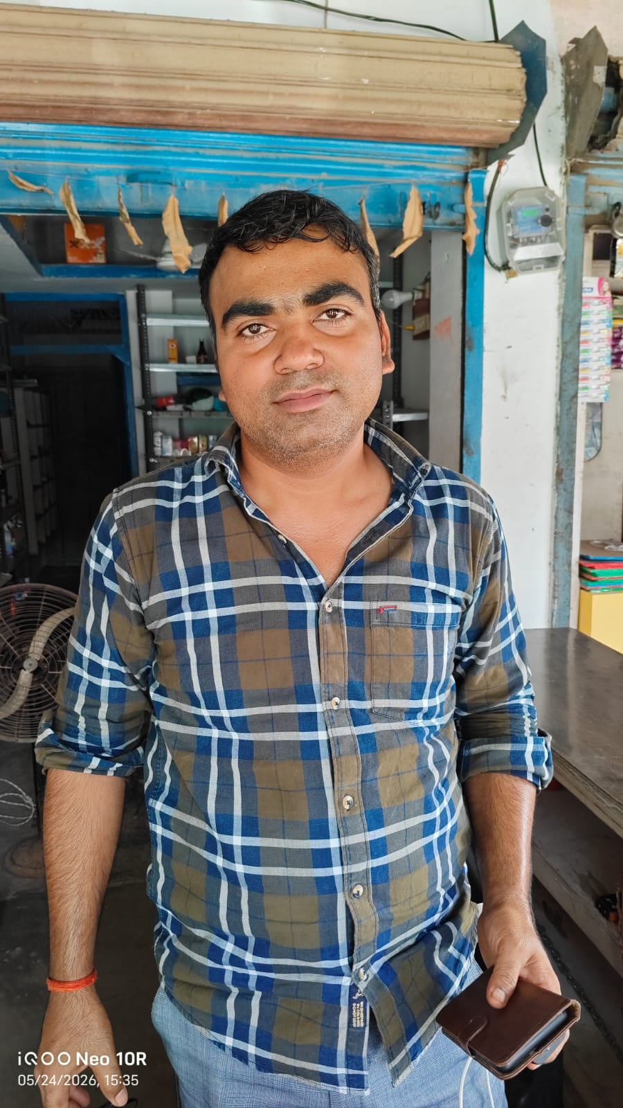मंझनपुर समदा रोड़ में लगा वाटर कूलर से निकल रहा गर्म पानी। संवाद