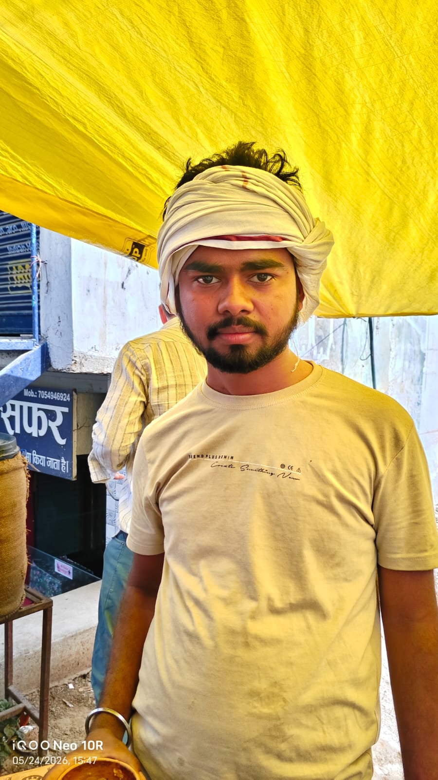 मंझनपुर समदा रोड़ में लगा वाटर कूलर से निकल रहा गर्म पानी। संवाद