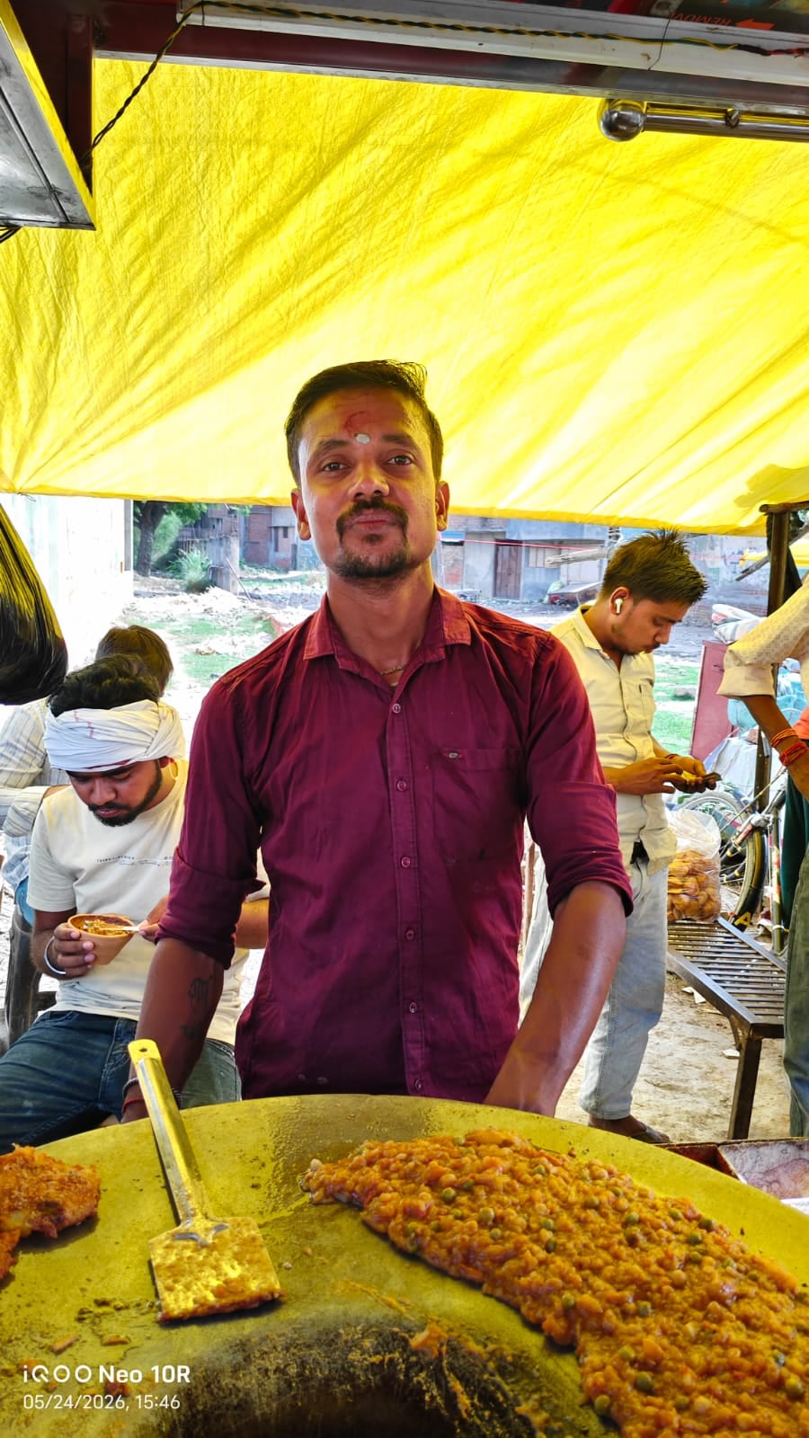 मंझनपुर समदा रोड़ में लगा वाटर कूलर से निकल रहा गर्म पानी। संवाद
