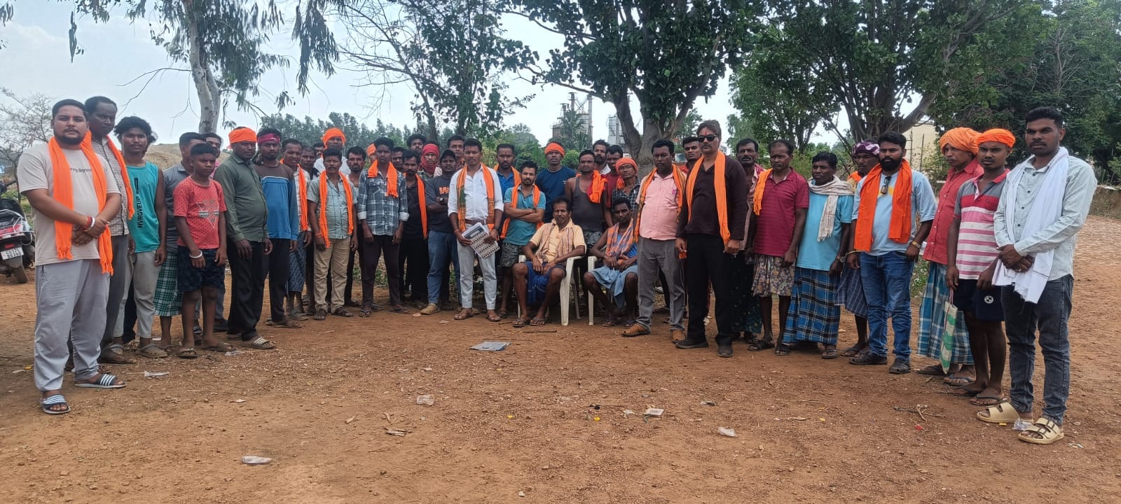 मामले की जानकारी लगते ही जुटे कार्यकर्ता मामले की जानकारी लगते ही जुटे कार्यकर्ता
