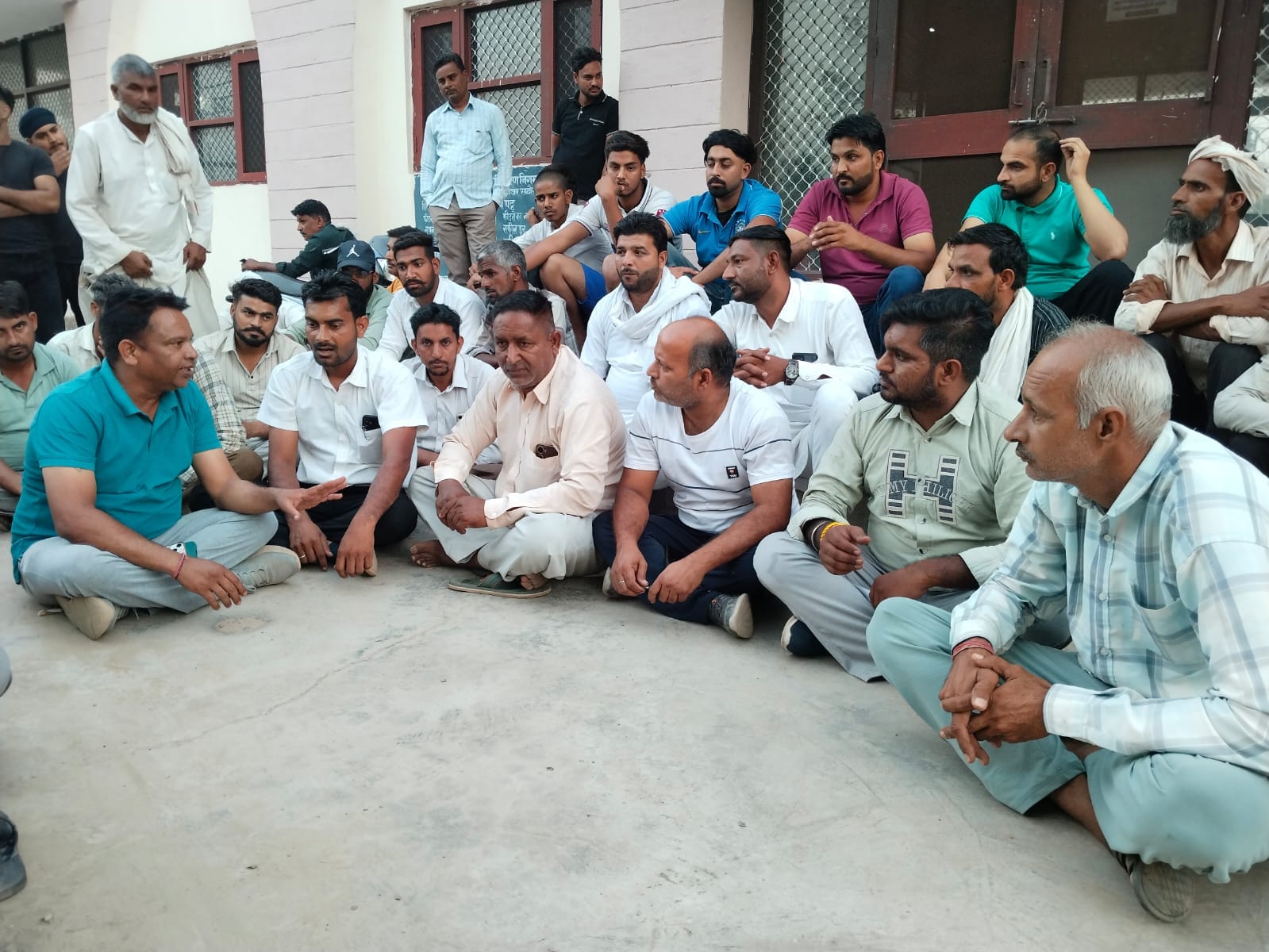मिर्जापुर गांव में पावर हाउस के दरवाजे पर ताला लगाते ग्रामीण। संवाद