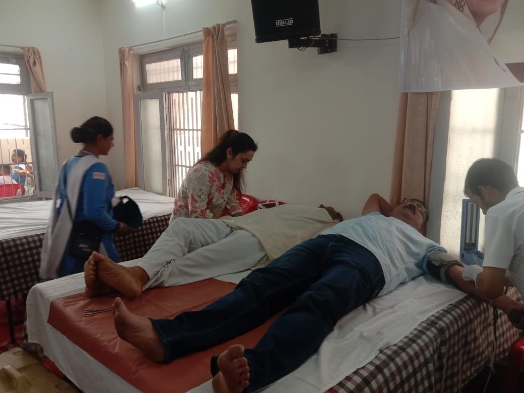 नाहन में रक्तदान करने वालों को प्रमाण पत्र वितरित करती ब्लड़ बैंक की प्रभारी डॉ निशी जसवाल। संव नाहन में रक्तदान करने वालों को प्रमाण पत्र वितरित करती ब्लड़ बैंक की प्रभारी डॉ निशी जसवाल। संव