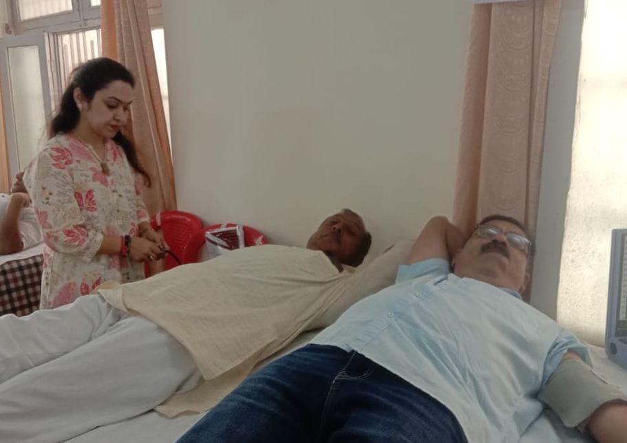 नाहन में रक्तदान करने वालों को प्रमाण पत्र वितरित करती ब्लड़ बैंक की प्रभारी डॉ निशी जसवाल। संव नाहन में रक्तदान करने वालों को प्रमाण पत्र वितरित करती ब्लड़ बैंक की प्रभारी डॉ निशी जसवाल। संव