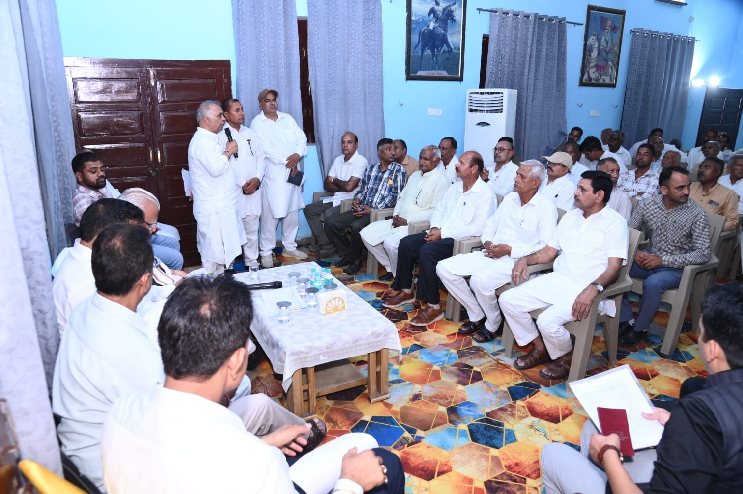 नीलोखेड़ी क्षेत्र में केंद्रीय ऊर्जा एवं शहरी विकास मंत्री मनोहर लाल को पुष्प गुच्छ देकर स्वागत