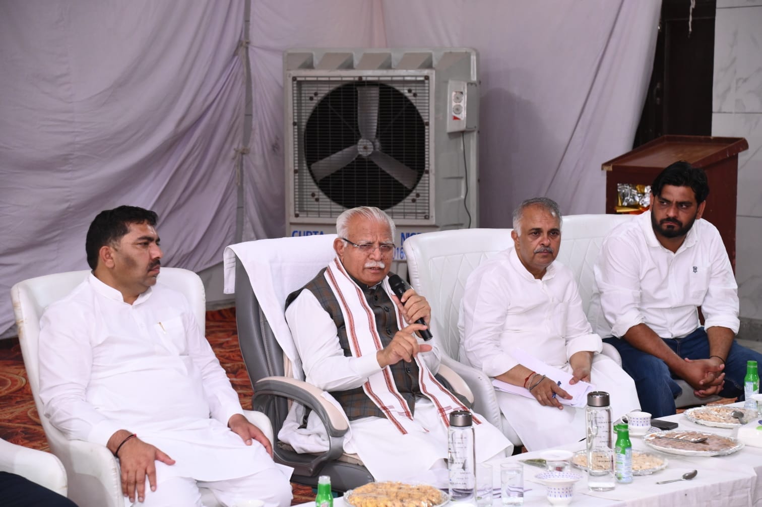 नीलोखेड़ी क्षेत्र में केंद्रीय ऊर्जा एवं शहरी विकास मंत्री मनोहर लाल को पुष्प गुच्छ देकर स्वागत