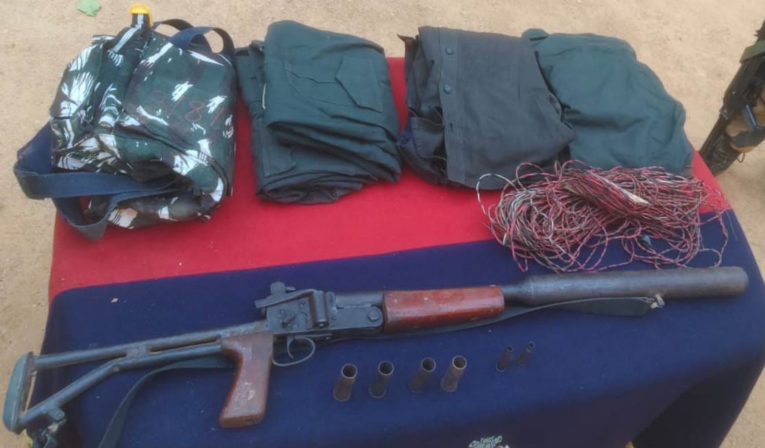 पुलिस ने जब्त किया नक्सली सामान पुलिस ने जब्त किया नक्सली सामान