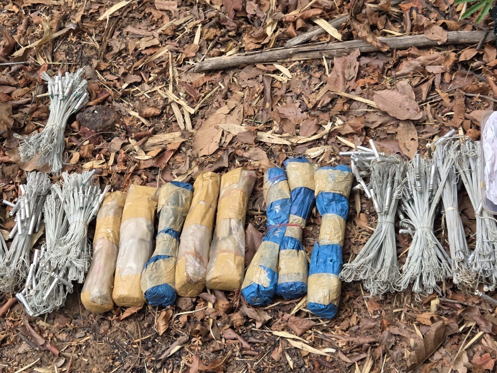 पुलिस ने जब्त किया नक्सली सामान पुलिस ने जब्त किया नक्सली सामान