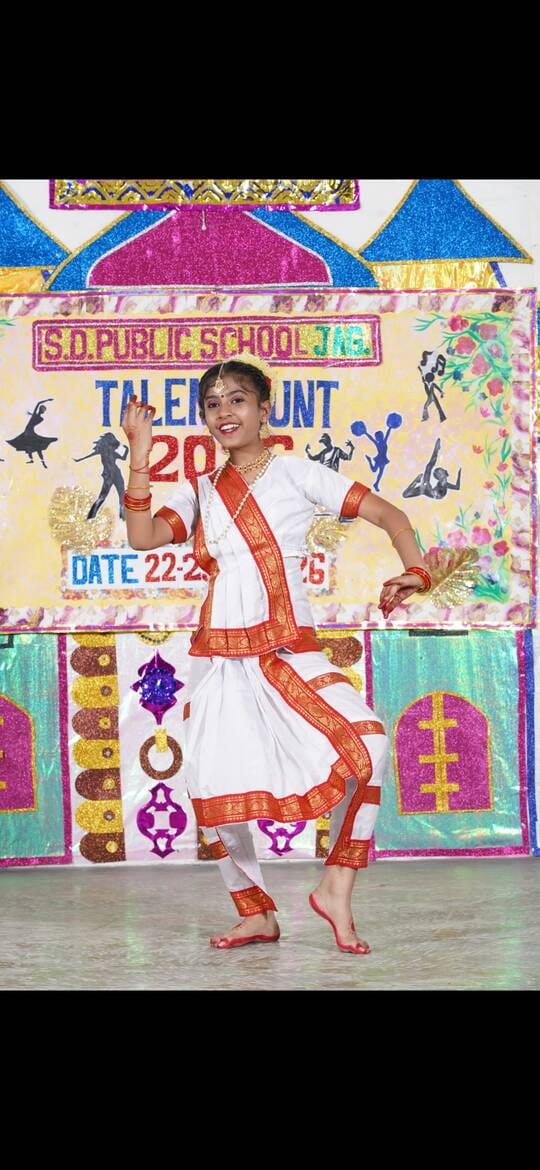 प्रतिभा खोज प्रतियोगिता के दौरान प्रस्तुति देता छात्र। संस्थान प्रतिभा खोज प्रतियोगिता के दौरान प्रस्तुति देता छात्र। संस्थान