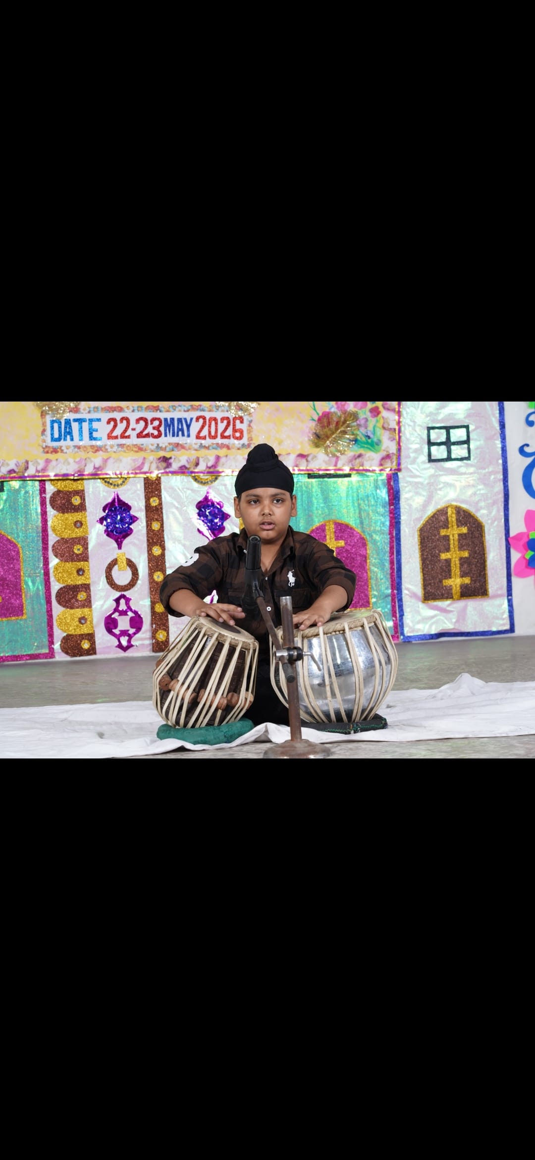 प्रतिभा खोज प्रतियोगिता के दौरान प्रस्तुति देता छात्र। संस्थान प्रतिभा खोज प्रतियोगिता के दौरान प्रस्तुति देता छात्र। संस्थान