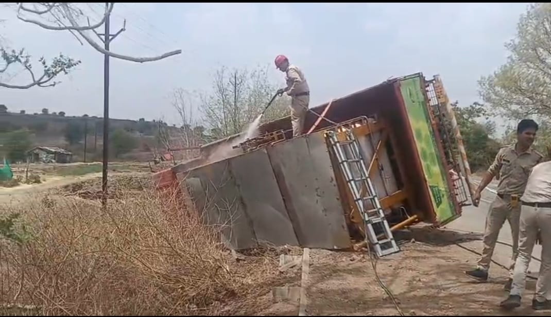 सीएनजी गैस सिलेंडरों से भरा ट्रक पलटा सीएनजी गैस सिलेंडरों से भरा ट्रक पलटा