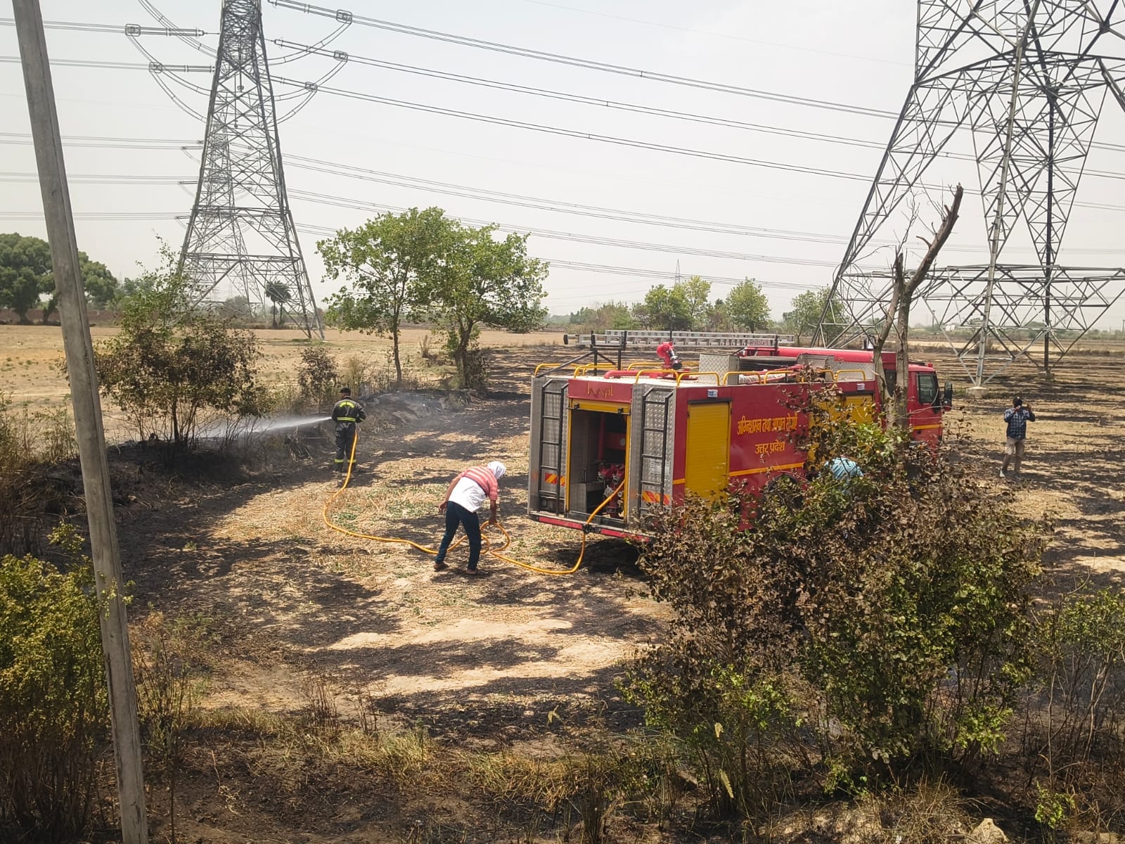 सकीट के मलिनगांव के एक घऱ में लगी आग। संवाद सकीट के मलिनगांव के एक घऱ में लगी आग। संवाद