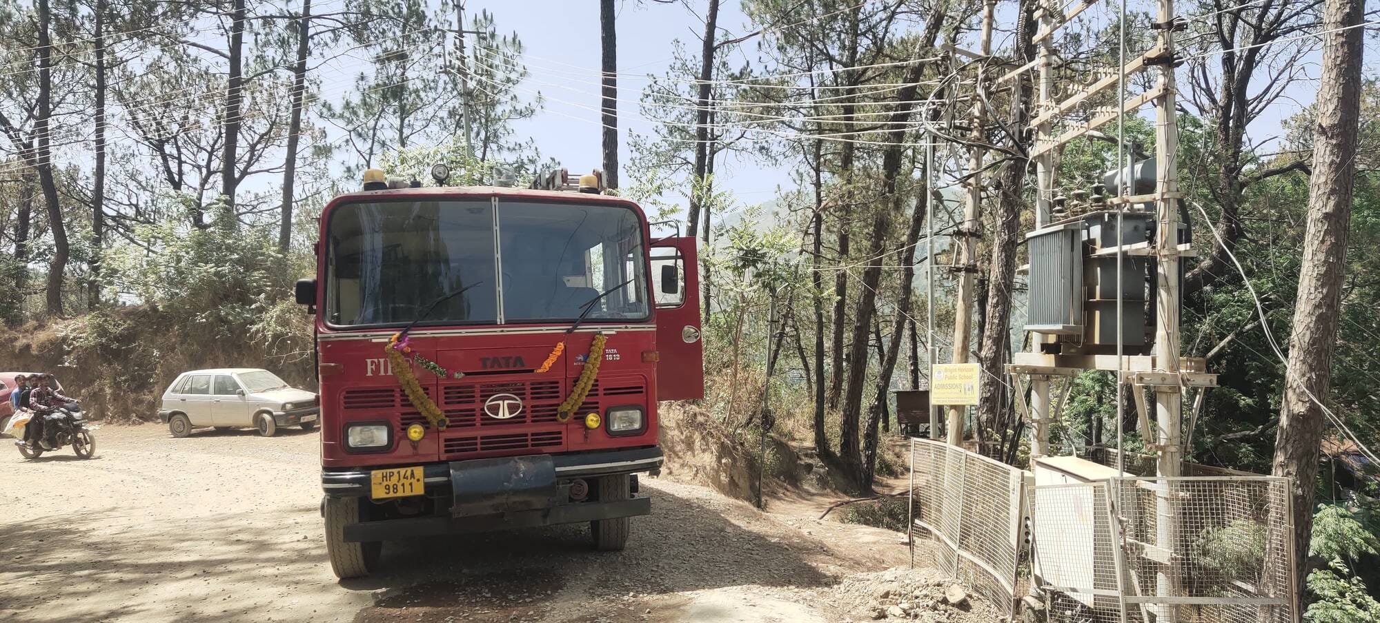 सोलन के जंगल में भड़की आग में नडोह में जले दो मोटरसाइकिल। स्रोत : जागरूक पाठक
