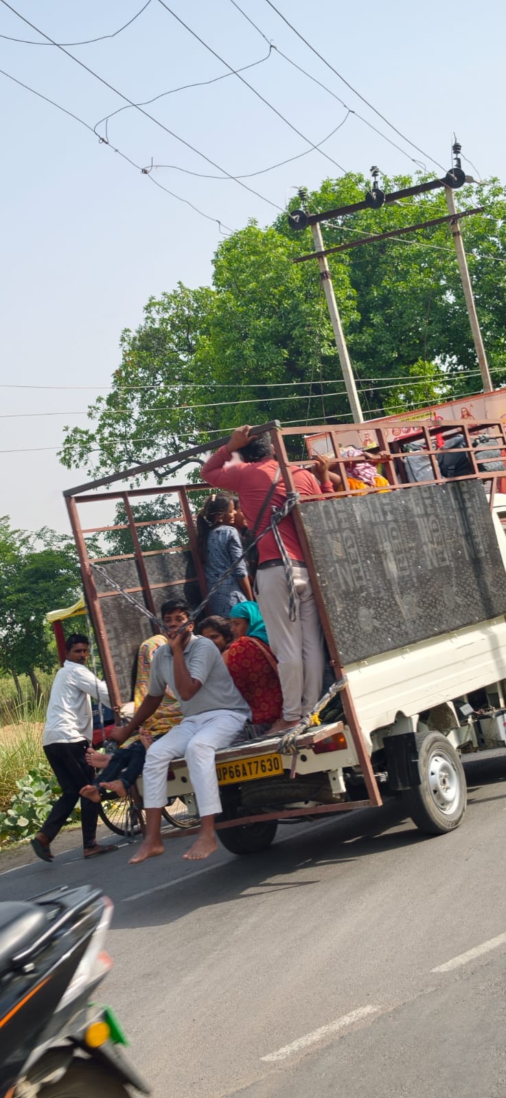 सैनी हाइवे पर संचालित बसों के खिलाफ अभियान चलाकर कार्रवाई करते पीटीओ। संवाद सैनी हाइवे पर संचालित बसों के खिलाफ अभियान चलाकर कार्रवाई करते पीटीओ। संवाद
